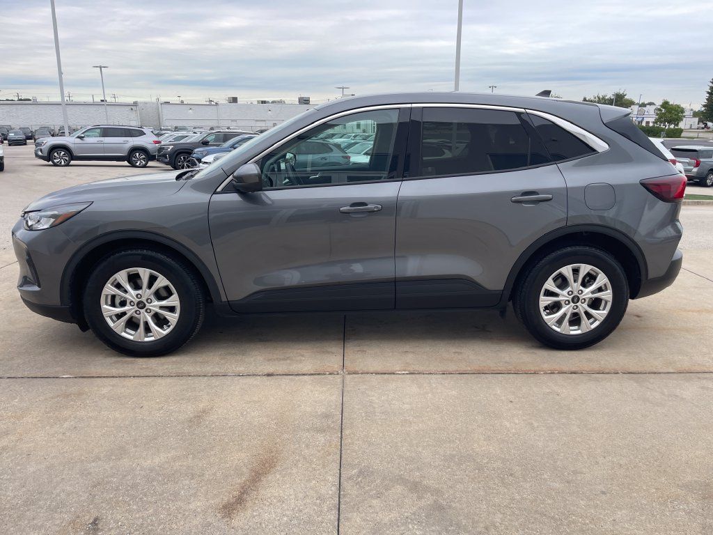 Used 2023 Ford Escape Active w/ Tech Pack #2 FWD image 2