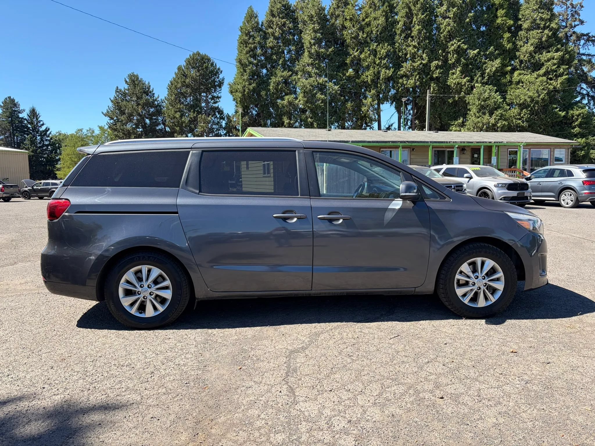 Used 2016 Kia Sedona LX w/ LX Convenience Package FWD image 2