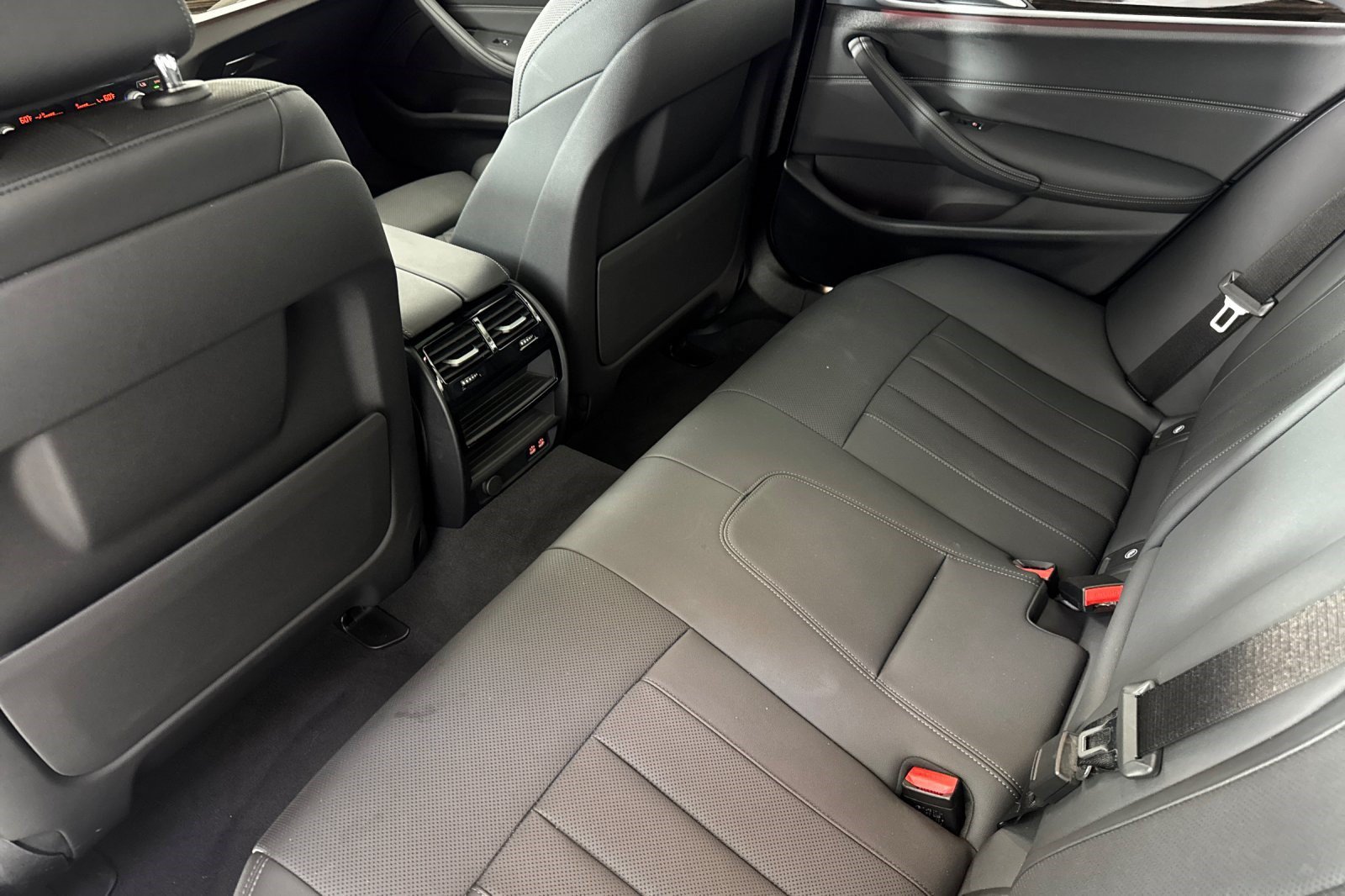 Used 2023 BMW 530i w/ Convenience Package RWD image 26