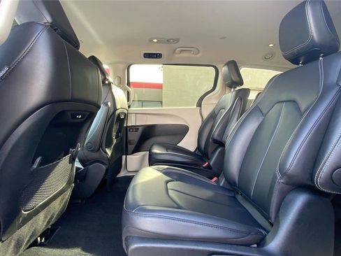 Used 2024 Chrysler Pacifica Limited FWD image 11