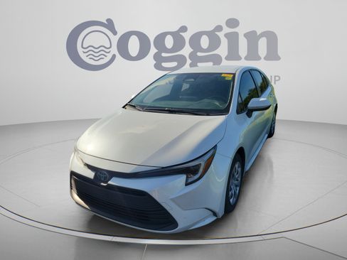 Used 2023 Toyota Corolla LE FWD image 2