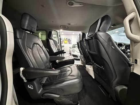 Used 2020 Chrysler Pacifica Touring-L Plus FWD image 19