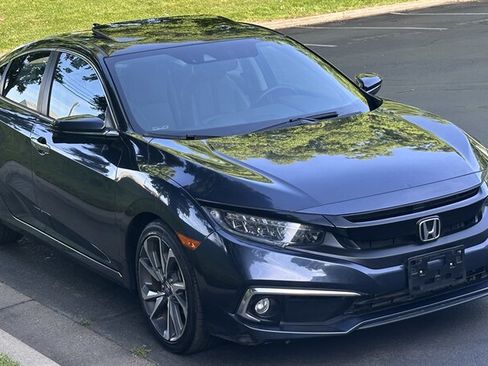 Used 2019 Honda Civic Touring image 4