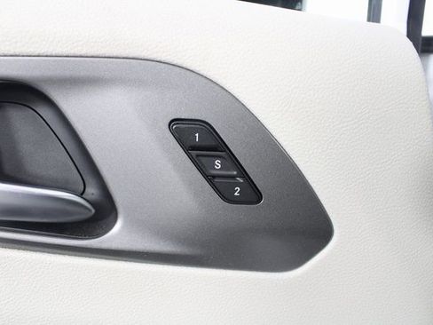 Used 2024 Chrysler Pacifica Select image 14