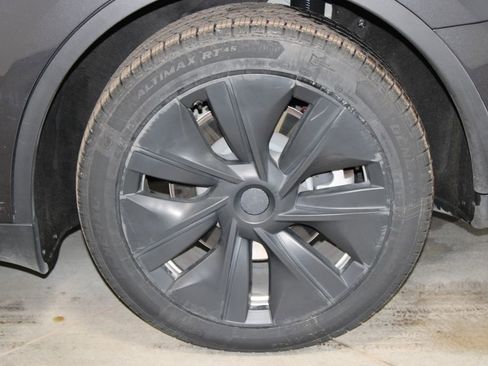 Used 2024 Tesla Model Y Long Range image 17