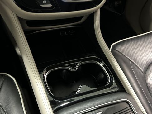 Used 2023 Chrysler Pacifica Limited FWD image 11