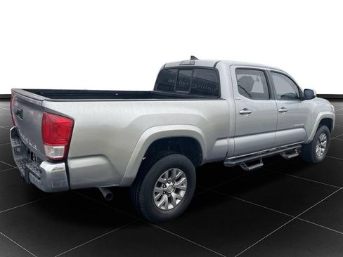 Used 2017 Toyota Tacoma SR5 w/ Tow Package RWD image 5