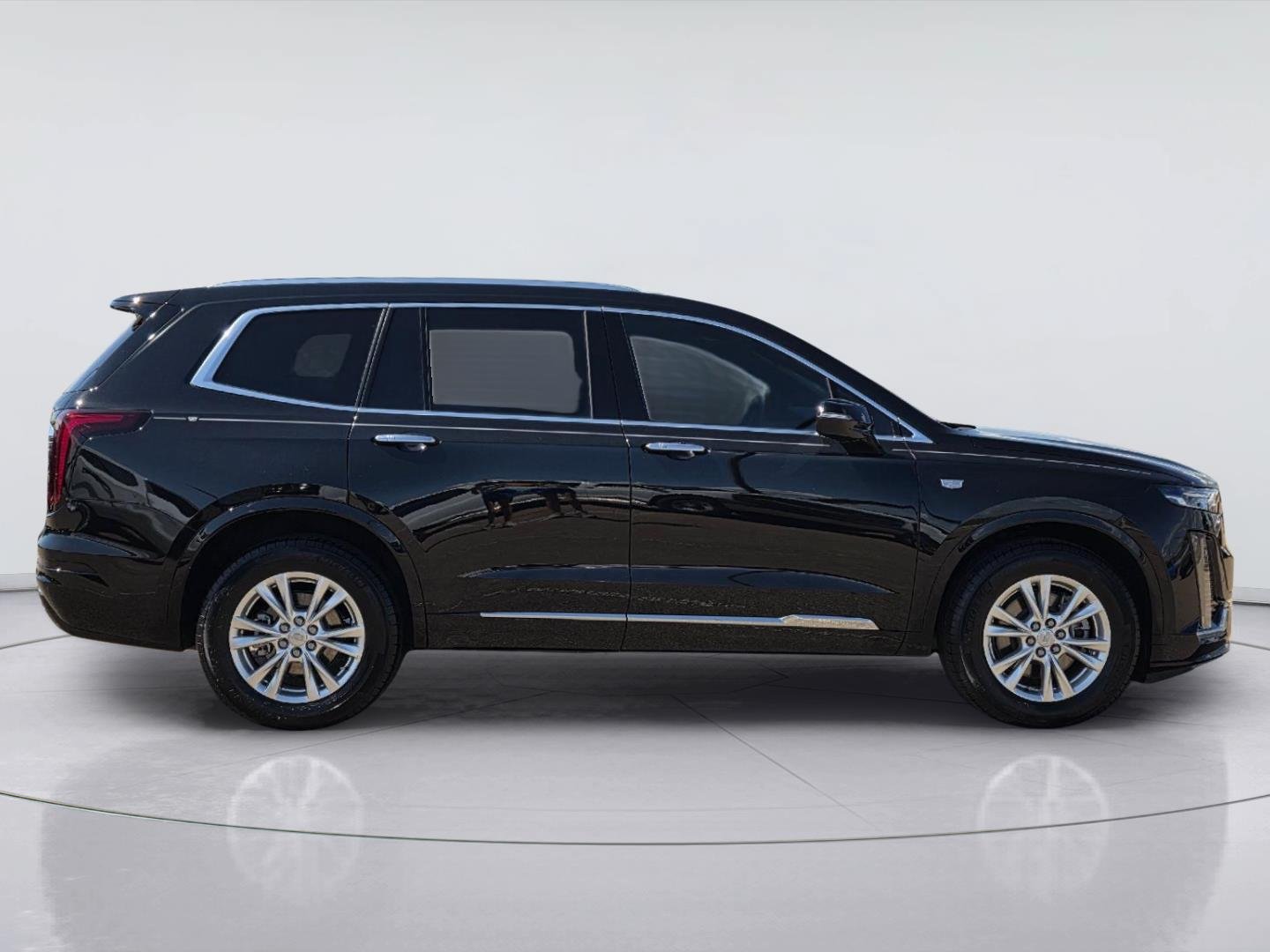 Used 2024 Cadillac XT6 Luxury w/ LPO, Floor Liner Package FWD image 4