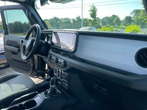 Used 2024 Jeep Wrangler Unlimited Sport AWD/4WD image 29