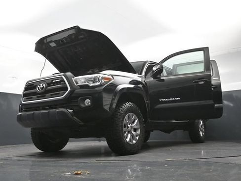 Used 2017 Toyota Tacoma SR5 w/ Tow Package RWD image 32