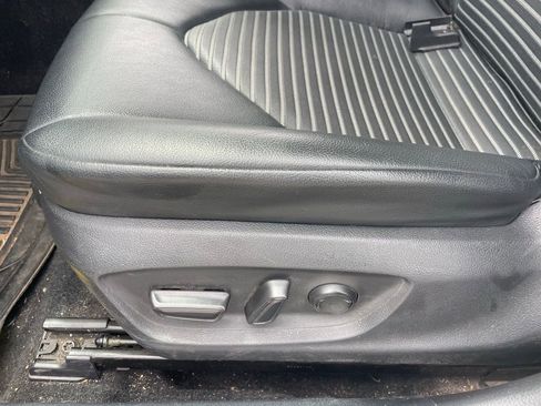 Used 2020 Toyota Camry SE w/ Convenience Package FWD image 5