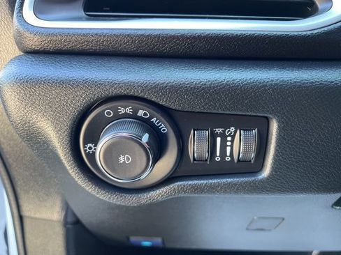 Used 2025 Chrysler Pacifica Select image 20