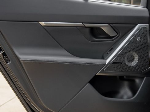 Used 2025 BMW M5 w/ Carbon Package image 32