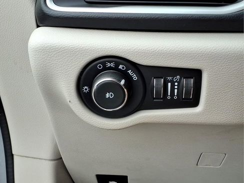 Used 2018 Chrysler Pacifica Touring-L FWD image 15