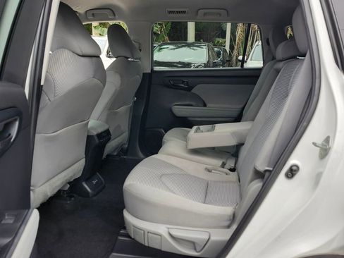 Used 2023 Toyota Highlander L image 7