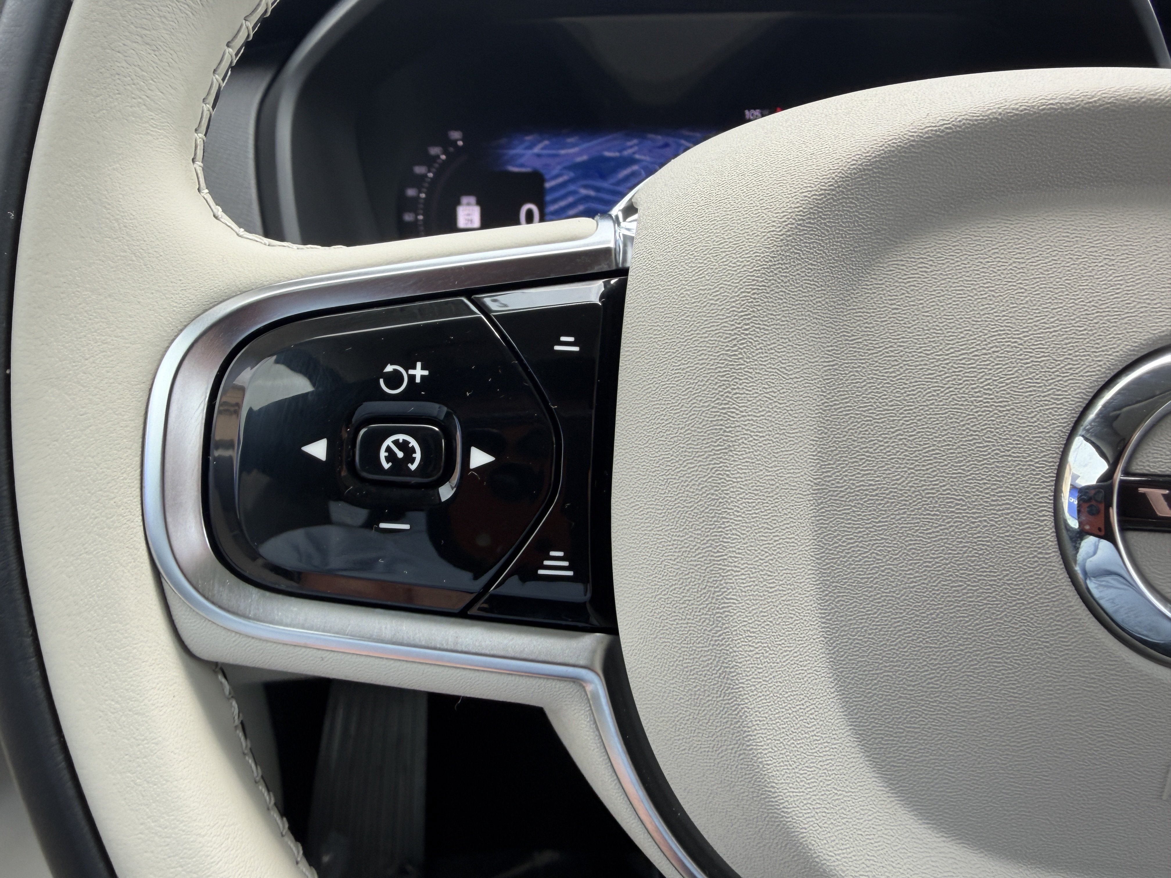 Certified 2025 Volvo XC90 B5 Plus w/ Protection Package Premier AWD/4WD image 28