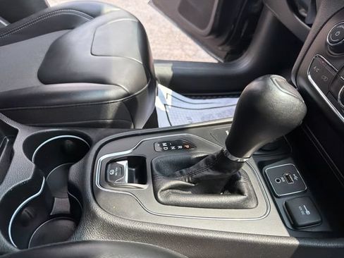 Used 2019 Jeep Cherokee Latitude Plus w/ Cold Weather Group AWD/4WD image 20