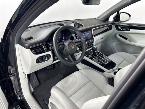 Certified 2024 Porsche Macan AWD/4WD image 4
