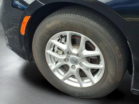 Used 2024 Chrysler Pacifica Touring-L FWD image 18