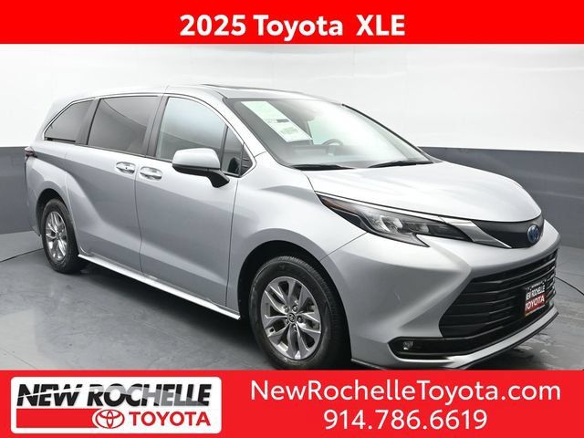 Used 2025 Toyota Sienna XLE FWD image 1