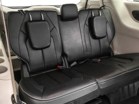 Used 2020 Chrysler Pacifica Limited w/ Advanced Safetytec Group FWD image 38