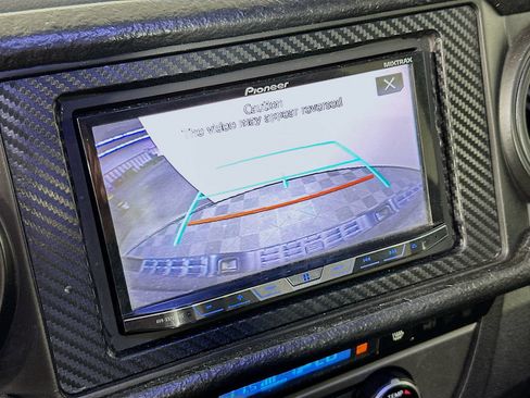 Used 2017 Toyota Tacoma TRD Off-Road AWD/4WD image 14