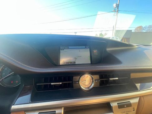 Used 2016 Lexus ES 350 w/ Luxury Package w/Wood Trim image 22