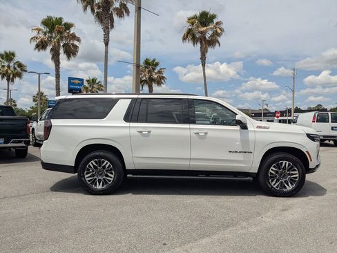Used 2025 Chevrolet Suburban Z71 AWD/4WD image 2
