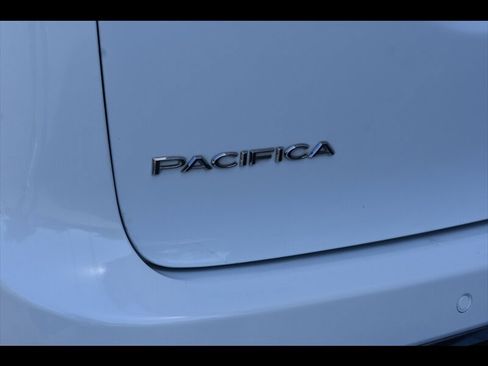 Used 2019 Chrysler Pacifica Touring-L image 49