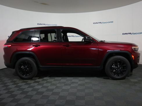 Used 2024 Jeep Grand Cherokee Altitude AWD/4WD image 4