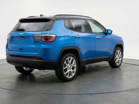 Used 2025 Jeep Compass Limited image 9