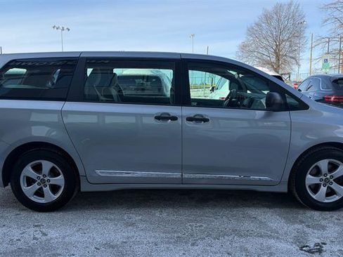 Used 2018 Toyota Sienna L image 6