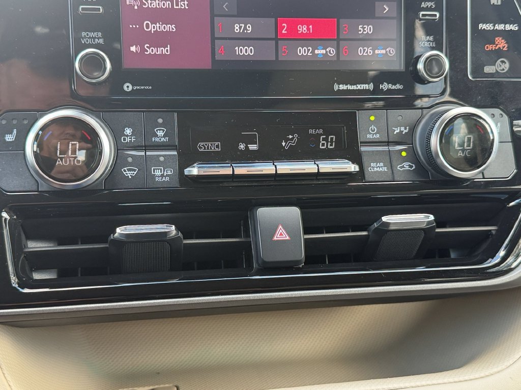 Used 2022 Toyota Highlander XLE FWD image 22
