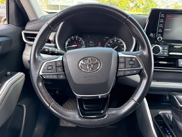 Used 2021 Toyota Highlander XLE AWD/4WD image 22
