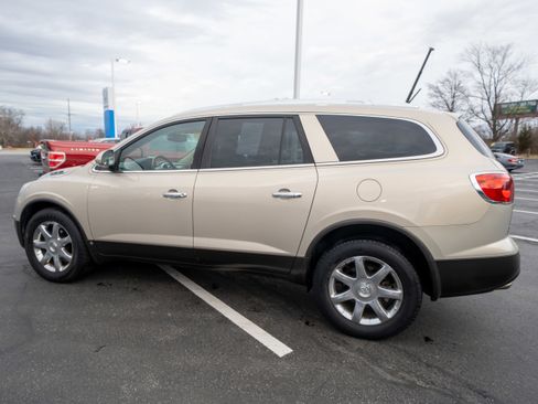Used 2010 Buick Enclave CXL image 4
