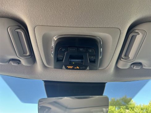 Used 2025 Toyota Corolla Cross XLE image 19