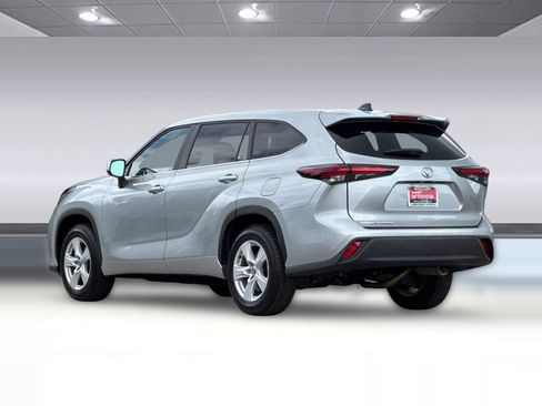 Used 2025 Toyota Highlander LE FWD image 7