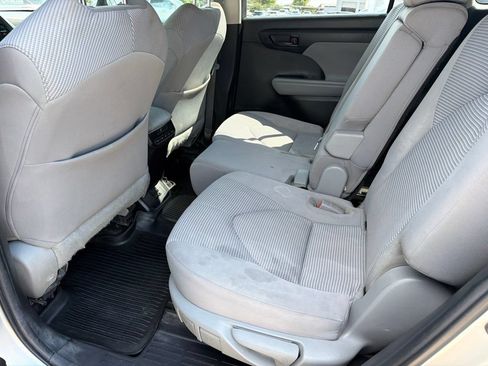 Used 2022 Toyota Highlander L FWD image 9