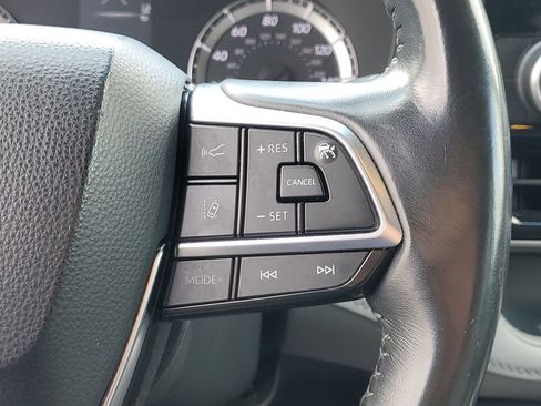 Used 2021 Toyota Highlander LE FWD image 25