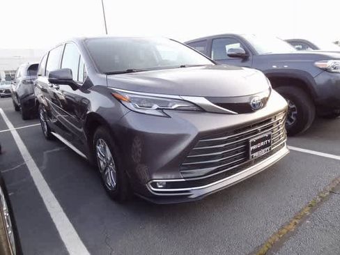 Used 2023 Toyota Sienna Platinum image 3