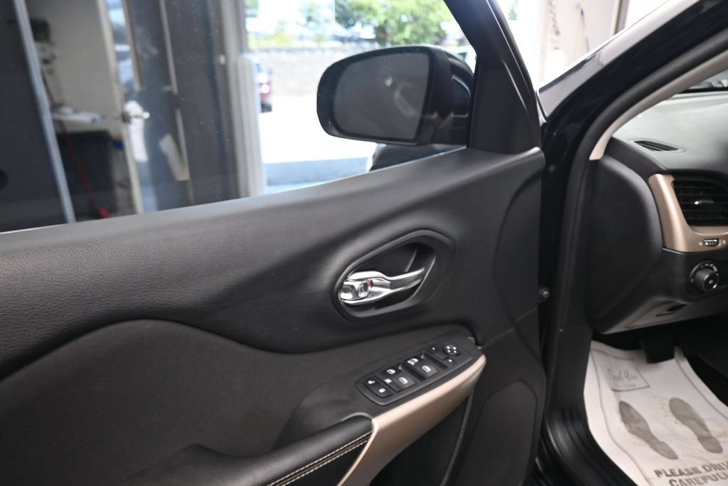 Used 2018 Jeep Cherokee Latitude AWD/4WD image 42