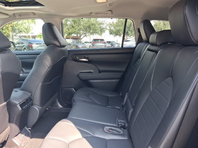 Used 2021 Toyota Highlander XLE FWD image 6