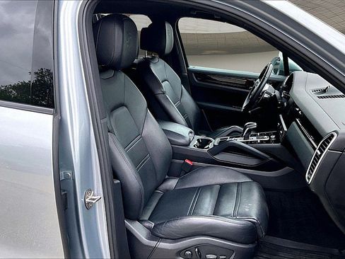 Used 2023 Porsche Cayenne AWD/4WD image 5