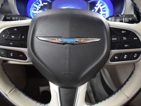 Used 2017 Chrysler Pacifica Platinum image 17