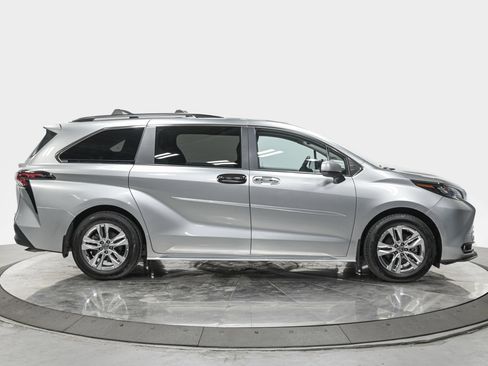 Used 2025 Toyota Sienna XLE w/ XLE Plus Package AWD/4WD image 8