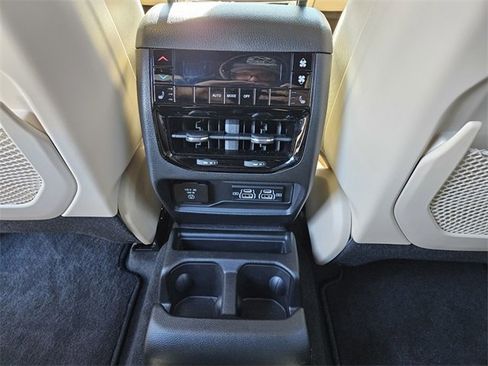 Used 2025 Jeep Grand Cherokee L Limited image 11