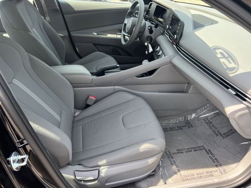 Used 2025 Hyundai Elantra SE image 16