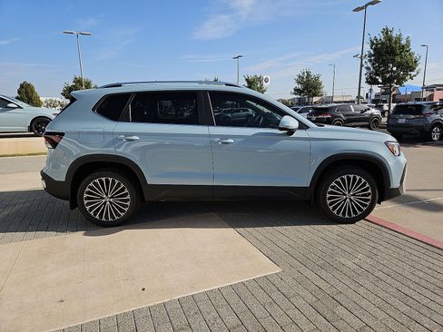 New 2027 Volkswagen Taos SE FWD image 9