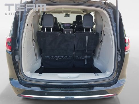 Used 2022 Chrysler Pacifica Touring-L w/ Uconnect Theater Family Group FWD image 13