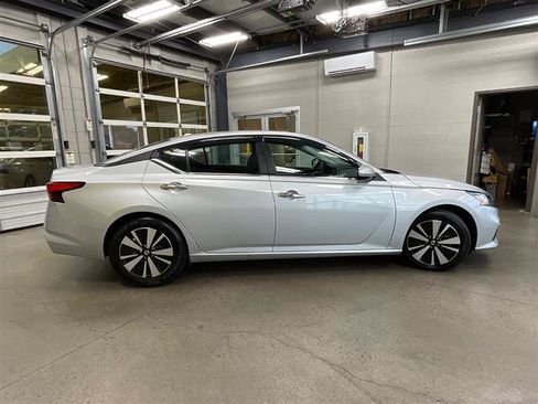 Used 2022 Nissan Altima 2.5 SV FWD image 6
